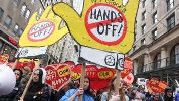 El activismo sale a las calles en EEUU contra Trump y Musk por sus reformas radicales bajo el lema "¡Manos fuera!"