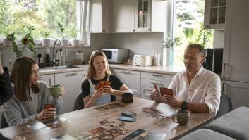 Un niño de 12 años inventa un juego de cartas de éxito mundial y el destino de las ganancias habla de su perfecta educación