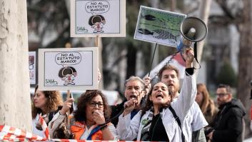 Médicos de toda España protestan en Madrid contra la reforma de su estatuto: "Somos médicos, no esclavos"