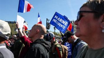 Marine Le Pen, entre los manifestantes en la protesta contra su inhabilitación: "No voy a bajar los brazos"