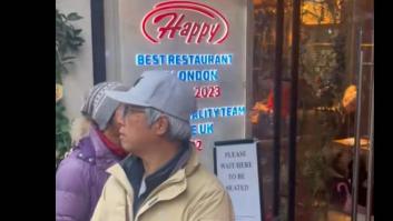 Pasa por uno de los mejores restaurantes de Londres y al ver la paella manda su apoyo a los valencianos