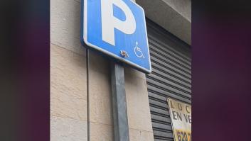 Encuentra ocupada la plaza de movilidad reducida, llama a la Policía y se le cae el alma a los pies con la respuesta