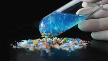 Mia, estudiante de 18 años, inventa un filtro que elimina el 95% de los microplásticos del agua