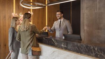 Un experto avisa de lo que tienes que decir siempre que te pidan el DNI en un hotel