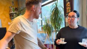 Un camarero señala lo que no se debe hacer nunca al recoger la mesa de un cliente