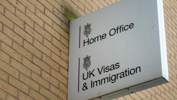 Una mujer de 80 años quiere cuidar de su hijo y un error en el formulario de residencia puede enviarla directa a la cárcel