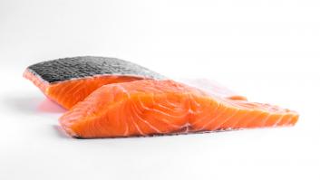 El truco de la abuela para cocinar el salmón: elimina la piel sin usar un cuchillo