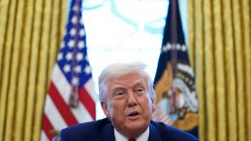 Trump firma un singular decreto y declara la guerra a las duchas que no le permiten "cuidar de su bonito pelo" como es debido