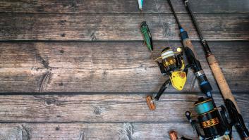 Pesca un monstruo de río XXL, posa con el trofeo en una foto y le cae una multa que jamás olvidará