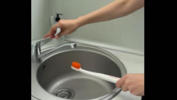 Una ortodoncista lanza el aviso de lo que todos hacemos antes de lavarnos los dientes y no deberíamos