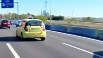 Va por la carretera y se fija en el mensaje que lleva escrito ese coche al lado de la matrícula: a la DGT no le va a gustar