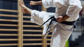 Un niño ucraniano de 13 años gana la medalla de bronce de kárate, se acerca a recogerla y el gesto que hace deja a todos sin palabras