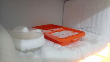 El trucazo para eliminar el hielo del congelador con un producto que está en todos los baños