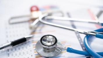 Los dos síntomas que podrían alertar de cáncer por la noche: hay que consultar si aparecen a la vez o persisten