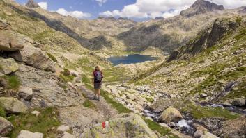 El fascinante lago forjado en hielo y custodiado por cumbres imponentes que se oculta en los Pirineos