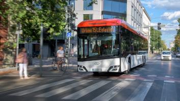 Salida de emergencia para el autobús español días después de ver peligrar su contrato del siglo