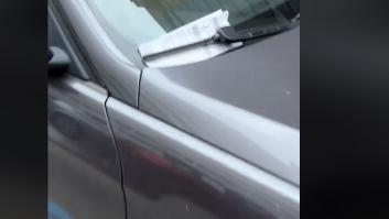 La inusual reacción que tiene al encontrarse con una multa en su coche provoca una oleada de reacciones