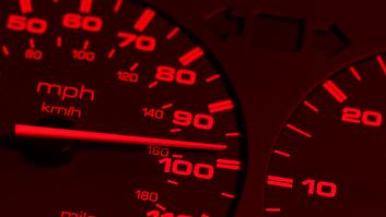 Conduce el coche sin dormir, se infiltra en un convoy de seguridad policial y se lleva la multa de su vida por abrazar al canciller de Alemania