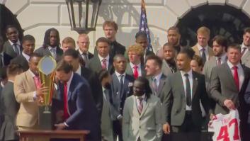 El vicepresidente de Estados Unidos recibe a los campeones del campeonato de fútbol universitario y lo que hace abochorna a todos