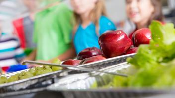 Fruta y verdura a diario, más legumbre y pescado y adiós a bebidas azucaradas y bollería industrial: las claves del decreto de comedores escolares