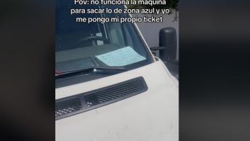 No funciona la máquina de la zona azul y decide dejar este cartel en su coche: "Me pongo mi propio ticket"