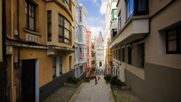 Un reloj de pulsera gigante da la hora en el paseo marítimo de A Coruña: es admirado por muchos turistas