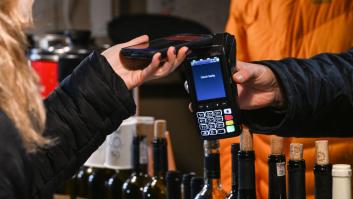 Un experto lanza un aviso a todos aquellos que pagan con el teléfono móvil