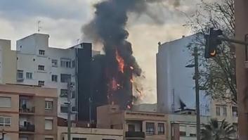 Las autoridades dan por controlado el incendio que ha calcinado un edificio en Castellón