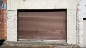 Un joven adquiere un garaje por menos de 4.000 euros y está en un dilema por la gran sorpresa que se encuentra dentro