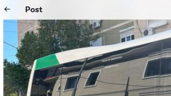 Está de viaje en Albania, un bus le va a recoger para ir de excursión y lo que ve aparecer por la calle es increíble