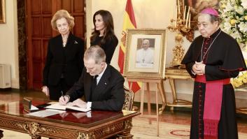 Una experta en protocolo se fija en este gesto de Letizia mientras el rey firma en el libro de condolencias del papa