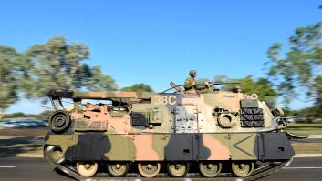 El blindado de EEUU se encuentra en apuros en una misión de la OTAN y aparece el 'búfalo español' al rescate