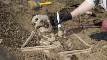 Asombro entre los arqueólogos al dar con 317 esqueletos humanos enterrados en un centro comercial inhóspito