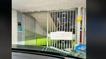 Se indigna con este cartel a la entrada de un parking, otro usuario le responde y se monta un debate colosal