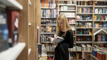 Fantasía, romance... o Dostoyevski: qué atrae a los jóvenes, los que más leen de España