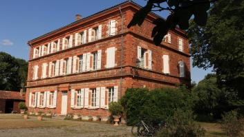 Unos ancianos no quieren terminar en una residencia e invierten en el gran 'castillo' para acabar viviendo juntos