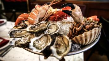 Piden ostras, gambas y pescado fresco, llega una cuenta de 400 euros y aplican la temida estafa del cigarro y el bolso