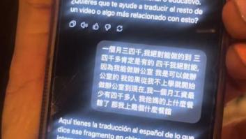Activa la grabadora de voz mientras le hacen las uñas, traduce la charla entre dos personas chinas y se entera de una conversación que es pura fantasía
