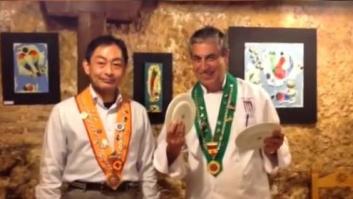 La reacción de un japonés cuando el camarero tira el plato del cochinillo es para verlo en bucle