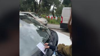Le dejan este papel en su coche y su reacción es así de rotunda: pide que todo el mundo haga lo mismo