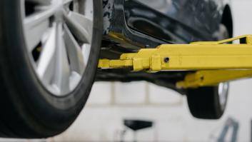 Lleva su coche que ha recorrido 'nueve veces el mundo' a reparar, se lo destrozan y la ley se pone dura con la sentencia