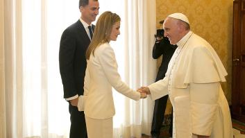 La reina Letizia está en la reducida lista de mujeres del mundo que pueden vestir de blanco cuando se reúnen con el papa