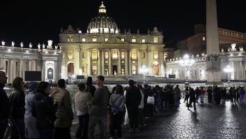 El multitudinario tributo de medianoche al papa difunto