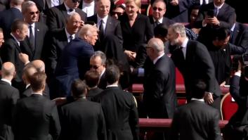 El rey Felipe VI saluda a Donald Trump antes del comienzo del funeral del papa