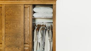 Regresa de pasar Semana Santa en el campo, abre el armario y un nuevo huésped le hace sacar las pinzas de la parrilla