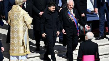 Lo que pasa nada más llegar Zelenski a la plaza de San Pedro es para verlo: se rompe hasta el protocolo