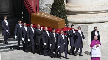 Decenas de miles de fieles despiden al papa Francisco en un funeral histórico: "Elevó su voz implorando la paz"