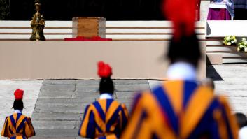 El entierro del papa Francisco se produjo ante el camarlengo y sus familiares