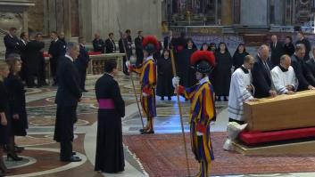 Esta escena de los reyes ante el féretro del papa Francisco está llamando la atención: a simple vista no se ve