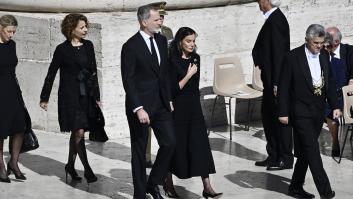 Letizia se ajusta al protocolo para el funeral del papa: sin peineta, con mantilla y una joya cargada de significado